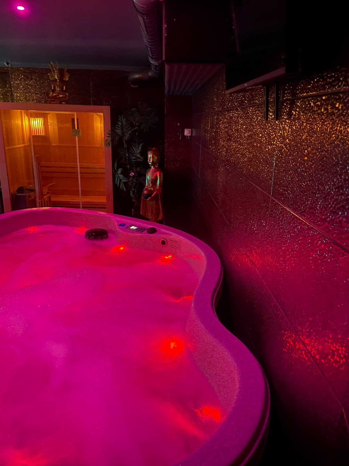 Jacuzzi privatif d'Aura Spa près de Bruxelles, avec sauna en arrière-plan