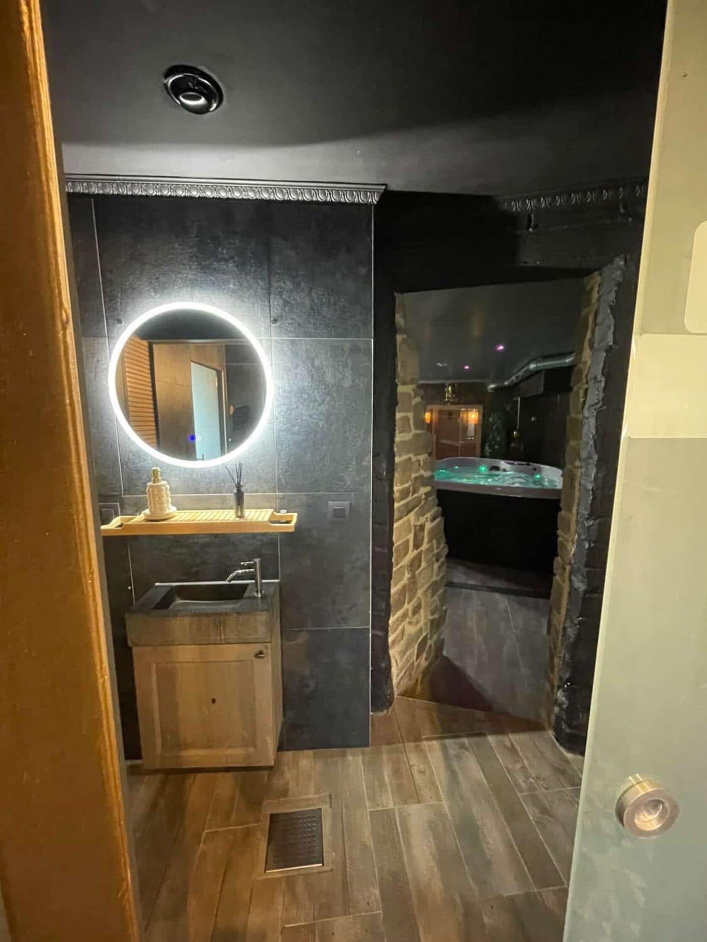 Vestiaire privé d'Aura Spa avec vue sur le jacuzzi, spa privatif près de Bruxelles