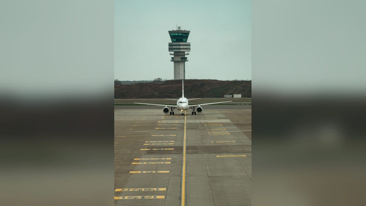 Vliegtuig op het platform voor de verkeerstoren van de luchthaven van Brussel, vlak bij Aura Spa, privéspa in Steenokkerzeel
